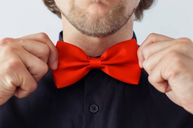 Papyonlu sakallı adam