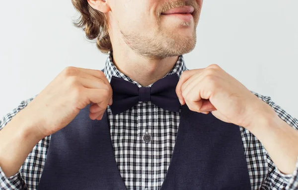 Homme avec barbe dans un nœud papillon — Photo