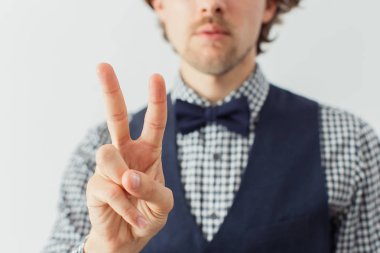 Komik jest ile bir papyon içinde sakal ile adam