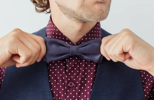 Homme avec barbe dans un nœud papillon — Photo