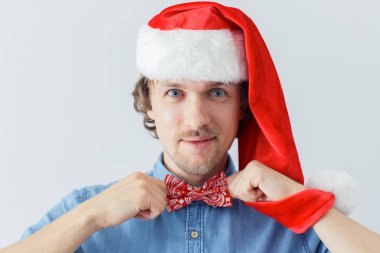 Papyon lu sakallı adam ve yeni yıl şapkası