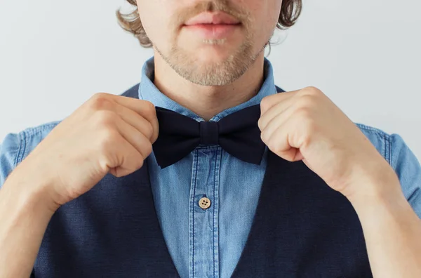 Homme avec barbe dans un nœud papillon — Photo