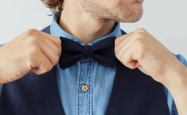 Homme avec barbe dans un nœud papillon — Photo