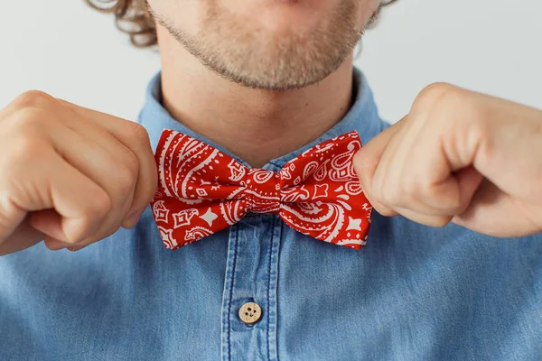 Man met baard in een bowtie — Stockfoto