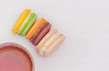 Beyaz arka planda makaronlu çay