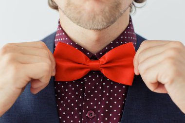 Papyonlu sakallı adam