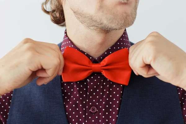 Homme avec barbe dans un nœud papillon — Photo