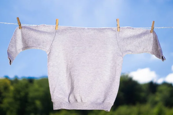 Pullover Graue Attrappe Hängt Seil Mit Wäscheklammern Vor Blauem Himmel — Stockfoto