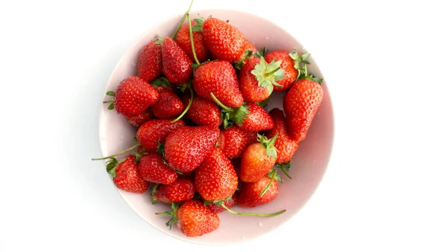 Fresas Frescas Naturales Plato Rosado Aislado Sobre Fondo Blanco Bayas —  Fotos de Stock