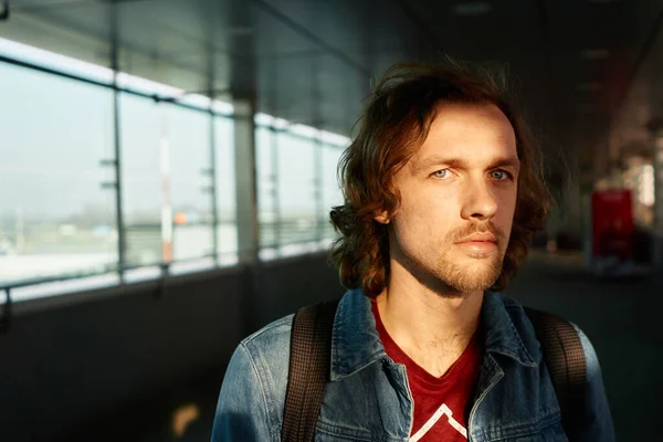 Ritratto Uomo Elegante Abiti Casual Sfondo Aeroporto Tramonto Guardando Dritto — Foto Stock