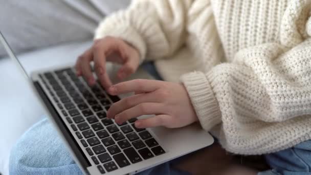 Primeros Planos Mujer Negocios Escribiendo Teclado Del Ordenador Portátil Chica — Vídeo de stock