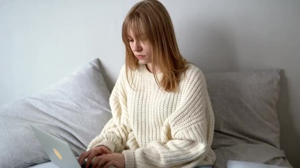 Lykkelig Ung Smilende Tusindårig Kvinde Sweater Jeans Med Laptop Chatter – Stock-video