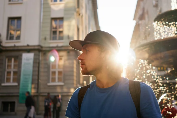 Ritratto Giovane Attraente Barbuto Sorridente Turista Cappello Baseball Shirt Guardando — Foto Stock