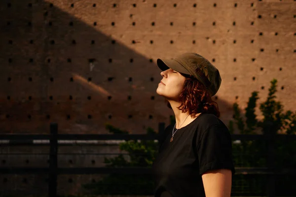 Bella Giovane Donna Turistica Con Capelli Ricci Shirt Cappuccio Guardando — Foto Stock