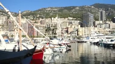 Monako, Fransa - Ekim 2018: Monako şehri Monako 'daki yat marinası aracılığıyla görüntülendi. Monako şehrinde mavi gökyüzü ile aydınlık bir gün. Yat, deniz ve Azure sahil tatili konsepti