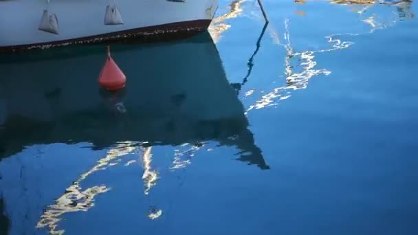 Primer Plano Reflexión Del Barco Estacionado Puerto Deportivo Imágenes Estáticas — Vídeo de stock