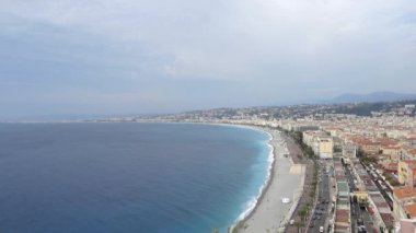 Fransa 'nın Nice kentindeki Castle Hill' in tepesinden sonbaharda yağmurlu bir günde gezinti güvertesi. Yaşam tarzı ve seyahat konsepti.