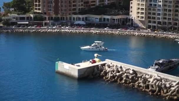 モナコ フランス 2018年10月 晴れた暖かい秋の日にヨットのセーリングとマリーナから車で 無人機から撮影した帆船 — ストック動画