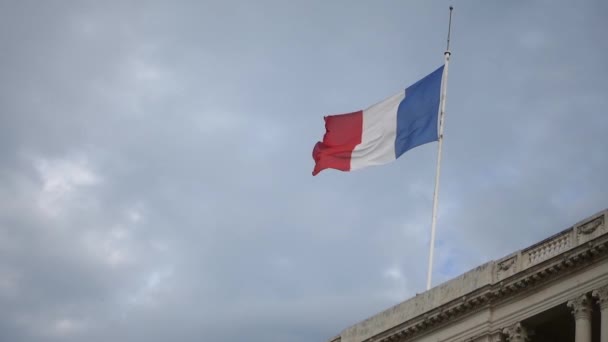 Frankrijk Vlag Wapperend Wind Top Van Administratieve Gebouw Tegen Donkere — Stockvideo