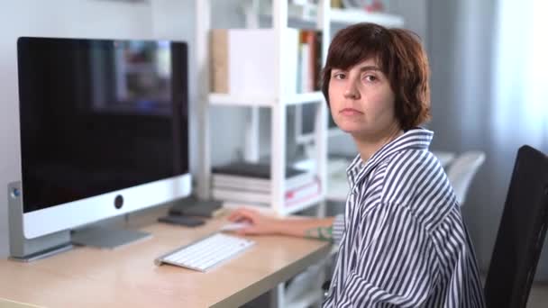 Joven Mujer Negocios Interior Oficina Casa Trabajando Utilizando Computadora Mirando — Vídeos de Stock