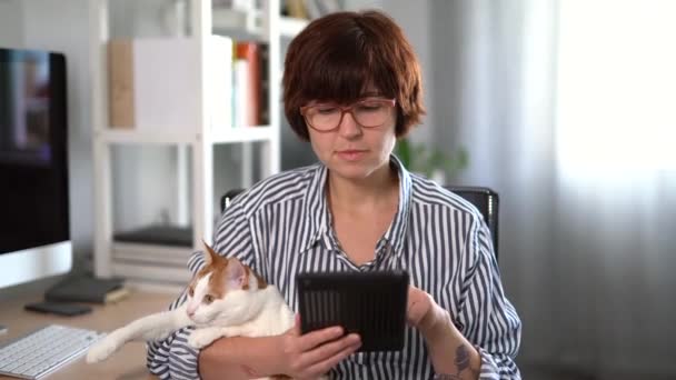 Woman Goggles Sitting Chair Using Tablet While White Ginger Colored — Stock Video