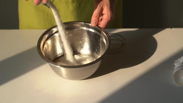 Mann Grüner Schürze Gibt Zucker Die Metallschüssel Mit Teigzutaten Konzept — Stockvideo