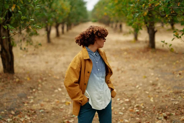 Young Caucasian Curly Woman Jeans Shirt Orange Jacket Relaxing Autumn — Stock Photo, Image