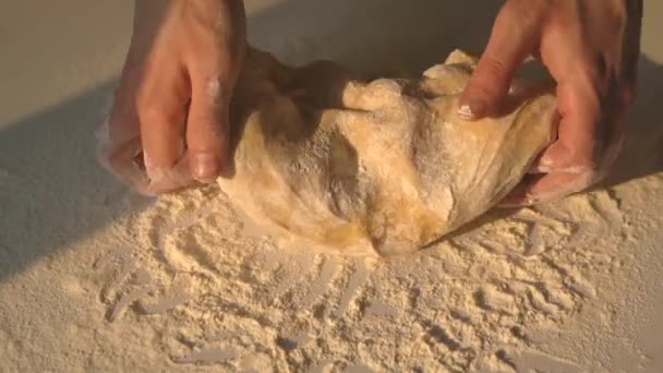 Baker Hombre Con Manos Fuertes Amasando Masa Harina Mesa Con — Vídeos de Stock