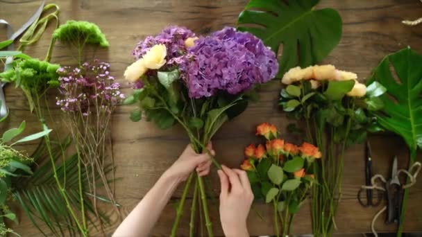 Feminino Florista Jovem Segurando Belas Flores Fazendo Buquê Loja Vista — Vídeo de Stock