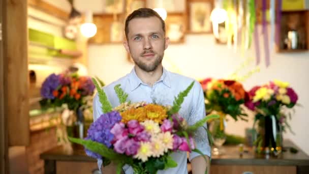 Красивый Молодой Кавказский Мужчина Цветочном Магазине Букетом Симпатичный Цветочный Мужчина — стоковое видео