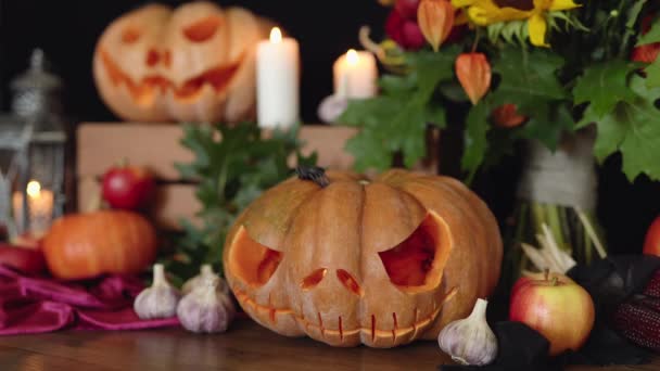 Halloween Achtergrond Gesneden Jack Lantaarn Pompoenen Kaarsen Knoflook Appels Andere — Stockvideo