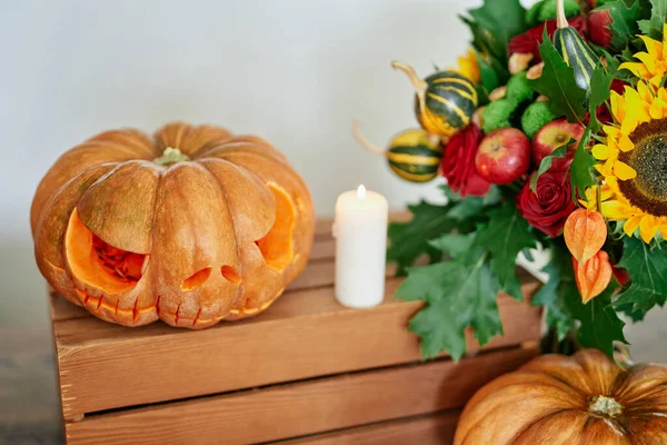 Wyrzeźbiona Dynia Halloween Drewnianym Pudełku Dekoracja Świeżej Dyni Świecą Uśmiechnięta — Zdjęcie stockowe