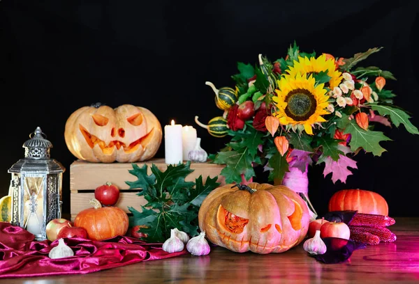 Halloween Achtergrond Gesneden Jack Lantaarn Pompoenen Kaarsen Knoflook Zonnebloem Appels — Stockfoto