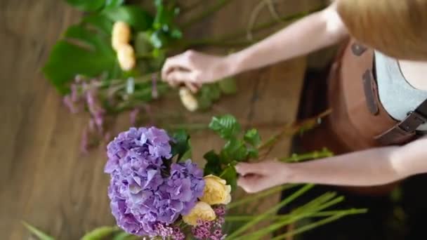 Молодая Флористка Кожаном Фартуке Красивыми Фиолетовыми Желтыми Розовыми Цветами Делает — стоковое видео