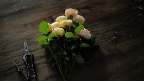 Руки Держащие Свежеиспеченные Желтые Розы Букет Цветов Темном Деревянном Фоне — стоковое видео