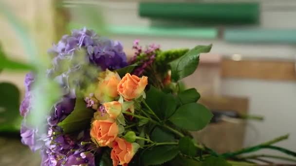 Krásné Fialové Chryzantémy Oranžové Růže Květiny Vyrobené Jako Kytice Květinářství — Stock video