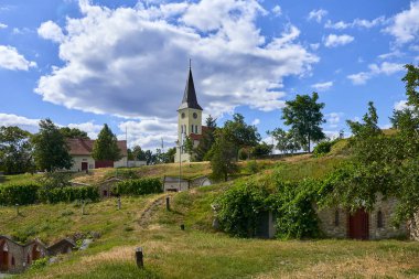 Vrbice, Çek Cumhuriyeti - 30 Haziran 2018: Geleneksel şarap mahzenleri - Vrbice, Çek Cumhuriyeti, Avrupa. Moravyalı şarap mahzenleri. Şarap ve folklor.