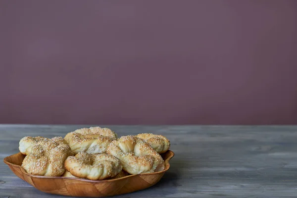 Tres Piezas Deliciosa Dulce Pastelería Mimbre Trenzada Con Semillas Sésamo — Foto de Stock