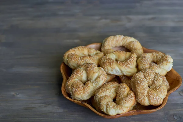 Tres Piezas Deliciosa Dulce Pastelería Mimbre Trenzada Con Semillas Sésamo — Foto de Stock