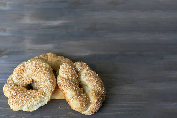 Tres Piezas Deliciosa Dulce Pastelería Mimbre Trenzada Con Semillas Sésamo — Foto de Stock