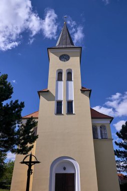 Vrbice, Çek Cumhuriyeti - 30 Haziran 2018: St. Giles kilise şehirde Vrbice en yüksek yer almaktadır. 1913-1920 yılında inşa edilmiştir. Yüzyıllar boyunca bir kutsal kabul edildi bir tepe üzerinde yer.