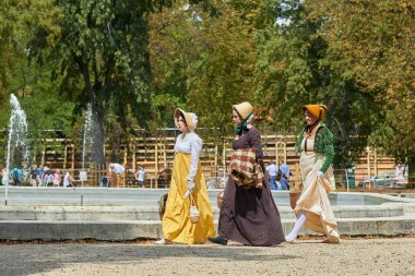 Slavkov u Brna, Çek Cumhuriyeti - 11 Ağustos 2018: Slavkov-Austerlitz kale tarihsel canlandırma. Bayanlar ve baylar tarihsel Napolyon Bonapart dönem kostümleri bir yürüyüş parkı var 