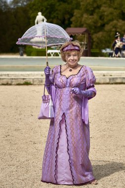 Slavkov u Brna, Çek Cumhuriyeti - 11 Ağustos 2018: Slavkov-Austerlitz kale tarihsel canlandırma. Bayanlar ve baylar tarihsel Napolyon Bonapart dönem kostümleri bir yürüyüş parkı var