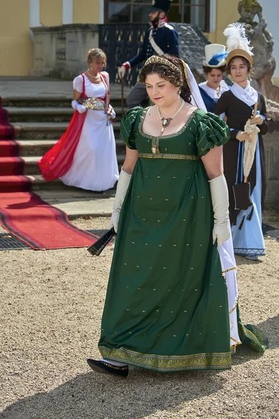 Slavkov u Brna, Çek Cumhuriyeti - 11 Ağustos 2018: Slavkov-Austerlitz kale tarihsel canlandırma. Bayanlar ve baylar tarihsel Napolyon Bonapart dönem kostümleri bir yürüyüş parkı var