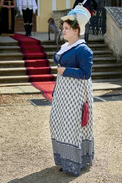 Slavkov u Brna, Çek Cumhuriyeti - 11 Ağustos 2018: Slavkov-Austerlitz kale tarihsel canlandırma. Bayanlar ve baylar tarihsel Napolyon Bonapart dönem kostümleri bir yürüyüş parkı var