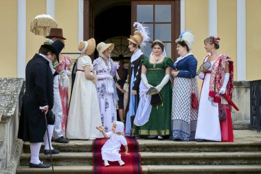 Slavkov u Brna, Çek Cumhuriyeti - 11 Ağustos 2018: Slavkov-Austerlitz kale tarihsel canlandırma. Bayanlar ve baylar tarihi kostümleri Slavkov-Austerlitz kale verandada Napolyon Bonapart karşılamak