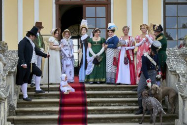 Slavkov u Brna, Çek Cumhuriyeti - 11 Ağustos 2018: Slavkov-Austerlitz kale tarihsel canlandırma. Bayanlar ve baylar tarihi kostümleri Slavkov-Austerlitz kale verandada Napolyon Bonapart karşılamak