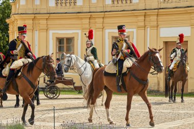 Slavkov u Brna, Çek Cumhuriyeti - 11 Ağustos 2018: Slavkov-Austerlitz kale tarihsel canlandırma. Atlılar büyük mahkeme Slavkov-Austerlitz kale Napolyon Bonapart döneme ait tarihsel üniformalı alay.