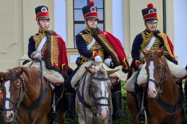Slavkov u Brna, Çek Cumhuriyeti - 11 Ağustos 2018: Slavkov-Austerlitz kale tarihsel canlandırma. Atlılar büyük mahkeme Slavkov-Austerlitz kale Napolyon Bonapart döneme ait tarihsel üniformalı alay.