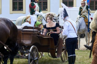 Slavkov u Brna, Çek Cumhuriyeti - Ağustos 11, 2018:Slavkov-Austerlitz kale tarihsel canlandırma. Aktörler play Maria Walewska ve İmparator Napolyon ben kim kale Saray karşılamak için geldi